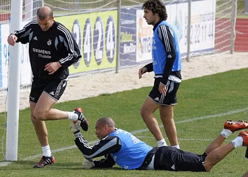 Ro Béo bắt... chân đồng đội Zidane khi làm thủ môn. Ro Béo bắt... chân đồng đội Zidane khi làm thủ môn.