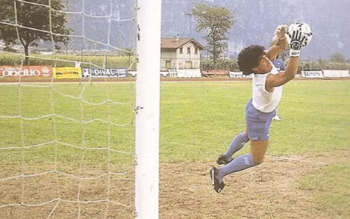 Huyền thoại bóng đá Argentina Maradona bay người bắt bóng. Huyền thoại bóng đá Argentina Maradona bay người bắt bóng.