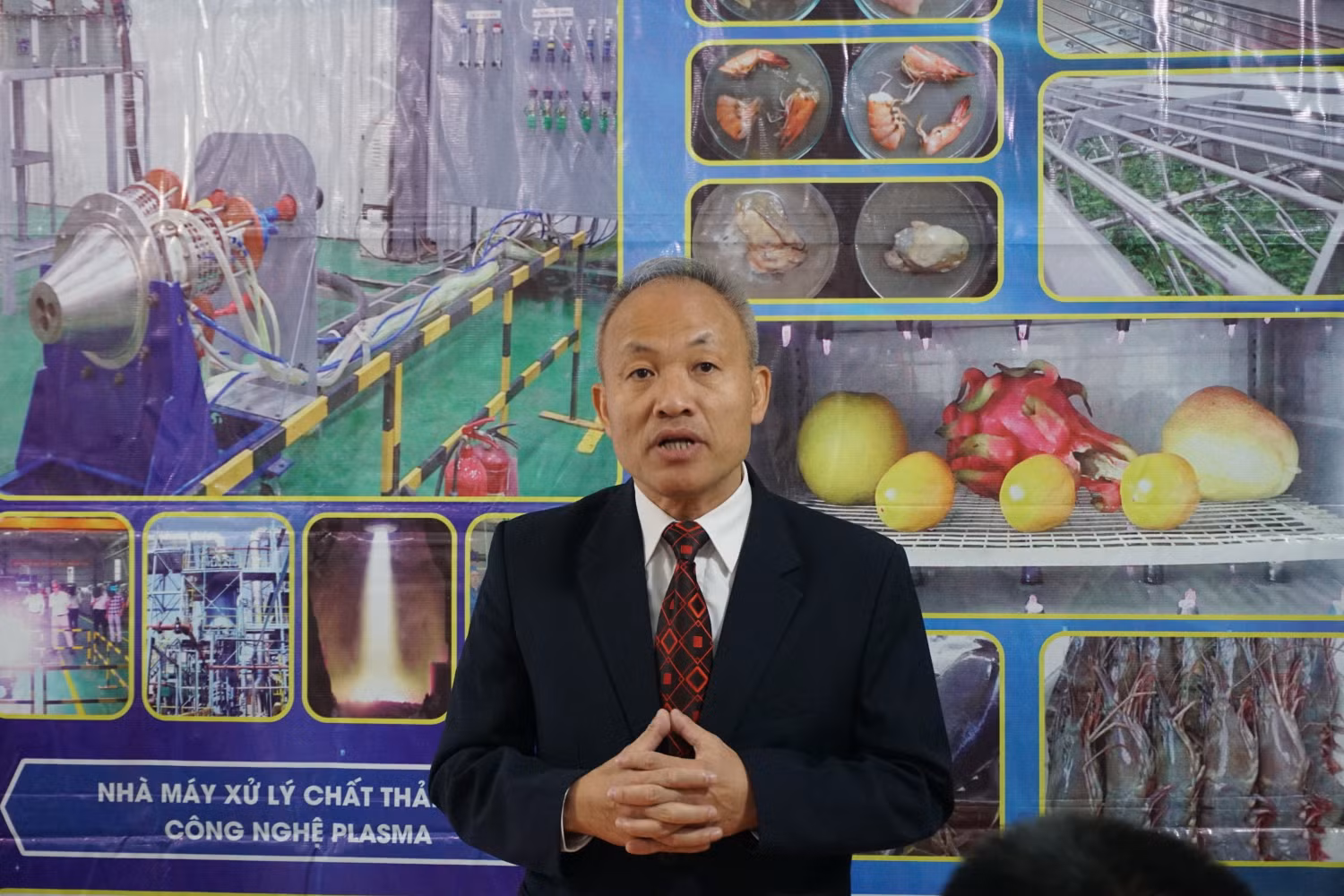 Giáo sư Nguyễn Quốc Sỹ giới thiệu những công nghệ chính của Viện Công nghệ VinIT. (Ảnh: Nguyên Phương)