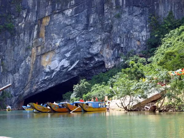 Du khách có thể chèo thuyền kayak trên dòng sông ngầm trong lòng động, dùng đèn pin đội đầu để thưởng ngoạn muôn hình muôn vẻ của hệ thống thạch nhũ trong lòng sông và tận hưởng cảm giác hòa mình với những kiến tạo độc đáo của tự nhiên. Ngoài ra, khách du lịch có thể lựa chọn tua du lịch này bằng thuyền chở khách tuyến du lịch Phong Nha - Tiên Sơn của người dân địa phương để có thể thoải mái ngắm cảnh trong lòng hang động. Du khách có thể chèo thuyền kayak trên dòng sông ngầm trong lòng động, dùng đèn pin đội đầu để thưởng ngoạn muôn hình muôn vẻ của hệ thống thạch nhũ trong lòng sông và tận hưởng cảm giác hòa mình với những kiến tạo độc đáo của tự nhiên. Ngoài ra, khách du lịch có thể lựa chọn tua du lịch này bằng thuyền chở khách tuyến du lịch Phong Nha - Tiên Sơn của người dân địa phương để có thể thoải mái ngắm cảnh trong lòng hang động.