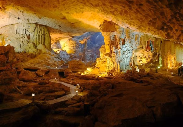 Phong Nha - Kẻ Bàng (Quảng Bình) Đến Phong Nha - Kẻ Bàng vào dịp này, du khách sẽ được khám phá hai tuyến du lịch mới: “Khám phá thiên nhiên Rào Thương - Hang Én” và “Động Phong Nha - Khám phá chiều sâu bí ẩn”. Hai tuyến du lịch hứa hẹn sẽ dẫn du khách đến với những giây phút đắm chìm vào thiên nhiên nơi đại ngàn Trường Sơn hùng vĩ. Phong Nha - Kẻ Bàng (Quảng Bình) Đến Phong Nha - Kẻ Bàng vào dịp này, du khách sẽ được khám phá hai tuyến du lịch mới: “Khám phá thiên nhiên Rào Thương - Hang Én” và “Động Phong Nha - Khám phá chiều sâu bí ẩn”. Hai tuyến du lịch hứa hẹn sẽ dẫn du khách đến với những giây phút đắm chìm vào thiên nhiên nơi đại ngàn Trường Sơn hùng vĩ.