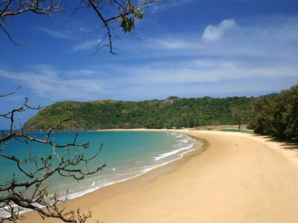 Côn Đảo (Bà Rịa – Vũng Tàu) Côn Đảo được nhiều du khách đánh giá là thiên đường của nghỉ dưỡng và khám phá thiên nhiên. Côn Đảo được xem là hòn đảo du lịch với những bãi tắm hoang sơ tuyệt đẹp, làn nước trong xanh mát lạnh, bãi cát dài phẳng mịn. Không khí trên đảo thật trong lành, được ví như thiên đường nghỉ dưỡng. Côn Đảo (Bà Rịa – Vũng Tàu) Côn Đảo được nhiều du khách đánh giá là thiên đường của nghỉ dưỡng và khám phá thiên nhiên. Côn Đảo được xem là hòn đảo du lịch với những bãi tắm hoang sơ tuyệt đẹp, làn nước trong xanh mát lạnh, bãi cát dài phẳng mịn. Không khí trên đảo thật trong lành, được ví như thiên đường nghỉ dưỡng.