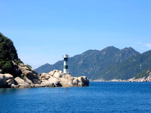Nha Trang (Khánh Hòa) Đến Nha Trang, bạn không thể bỏ qua những địa điểm hấp dẫn như: Vịnh Vân Phong, Khu bảo tồn biển Hòn Mun, bãi biển Đại Lãnh… Trong đó, vịnh Vân Phong là vịnh được Hiệp hội Biển thế giới công nhận là một trong bốn vịnh có vị trí du lịch biển lý tưởng nhất hiện nay. Vịnh có khí hậu ôn hòa, bãi biển đẹp, cát trắng mịn cùng với cánh rừng nhiệt đới hầu như còn nguyên vẹn, những rạn san hô đẹp sững sờ… Nha Trang (Khánh Hòa) Đến Nha Trang, bạn không thể bỏ qua những địa điểm hấp dẫn như: Vịnh Vân Phong, Khu bảo tồn biển Hòn Mun, bãi biển Đại Lãnh… Trong đó, vịnh Vân Phong là vịnh được Hiệp hội Biển thế giới công nhận là một trong bốn vịnh có vị trí du lịch biển lý tưởng nhất hiện nay. Vịnh có khí hậu ôn hòa, bãi biển đẹp, cát trắng mịn cùng với cánh rừng nhiệt đới hầu như còn nguyên vẹn, những rạn san hô đẹp sững sờ…