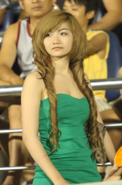 Dàn hot girl chân dài quyến rũ và cuồng nhiệt trên các khán đài của sân Thống Nhất để cỗ vũ cho Sài Gòn FC