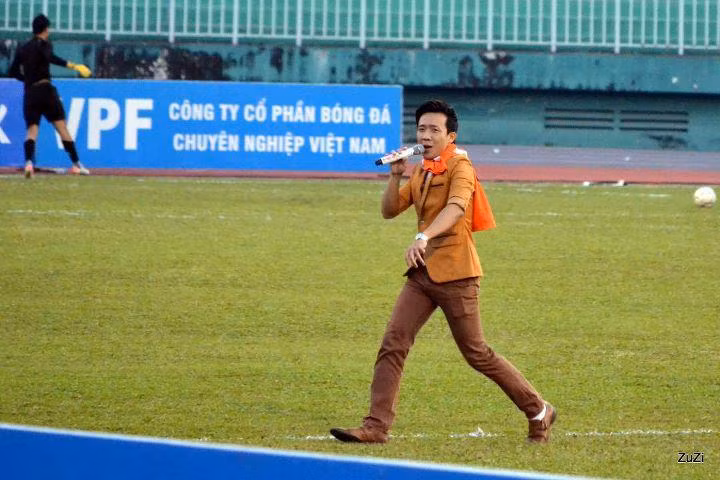 MC Trấn Thành tạo sức nóng cho các khán đài trước trận đấu.