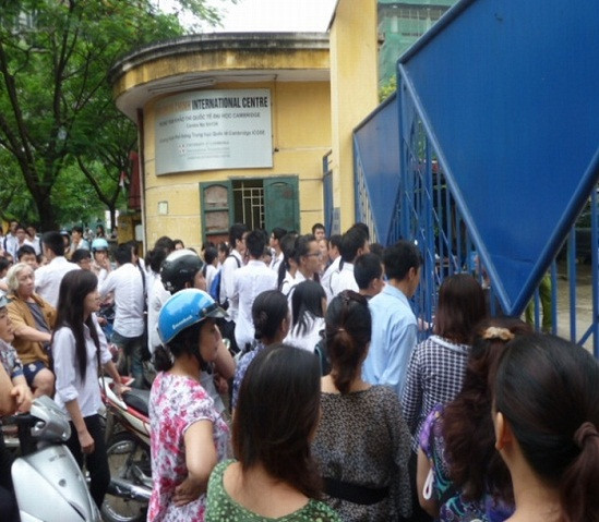 Nhiều bậc phụ huynh tỏ ra xót ruột vì trường không mở cổng cho học sinh vào thi vì đang khai mạc căn dặn quy chế thi. Nhiều bậc phụ huynh tỏ ra xót ruột vì trường không mở cổng cho học sinh vào thi vì đang khai mạc căn dặn quy chế thi.