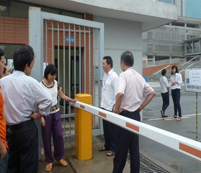 Vài thí sinh quên thẻ học sinh, chứng minh thư nên đành ra ngoài "cầu cứu" phụ huynh. Vài thí sinh quên thẻ học sinh, chứng minh thư nên đành ra ngoài "cầu cứu" phụ huynh.