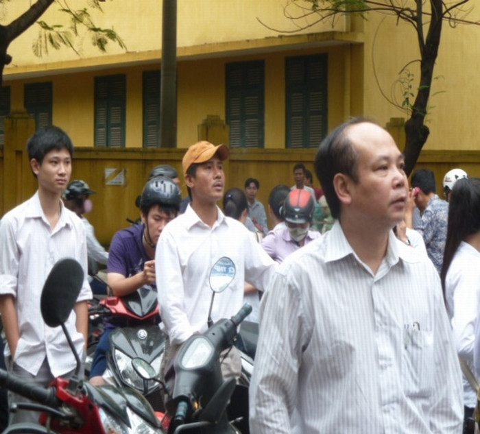 Nhiều người ngóng và tỏ ra khá sốt ruột vì quy định của nhà trường ảnh hưởng đến tâm lý thi của các em. Một phụ huynh bồn chồn, bức xúc nói lớn: “Không cho các cháu vào thi hay là để cho về? Chờ ngoài này, chúng lo lắng, hoang mang chứ. Nhà trường làm thế này sao được?”. Nhiều người ngóng và tỏ ra khá sốt ruột vì quy định của nhà trường ảnh hưởng đến tâm lý thi của các em. Một phụ huynh bồn chồn, bức xúc nói lớn: “Không cho các cháu vào thi hay là để cho về? Chờ ngoài này, chúng lo lắng, hoang mang chứ. Nhà trường làm thế này sao được?”.