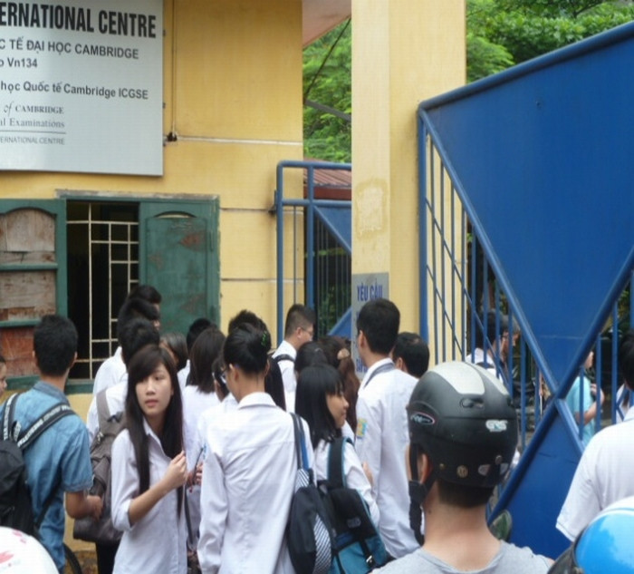 Đến khoảng hơn 6h30, bảo vệ mới mở cổng cho các em vào thi. Đến khoảng hơn 6h30, bảo vệ mới mở cổng cho các em vào thi.