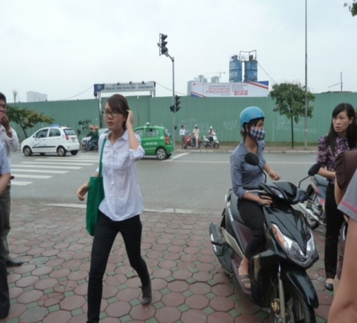 Thí sinh này tốc tưởi chạy vào vì đến sát giờ thi. Thí sinh này tốc tưởi chạy vào vì đến sát giờ thi.