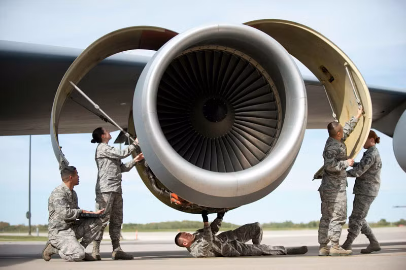 Bảo trì máy bay chở dầu KC-135 Stratotanker.