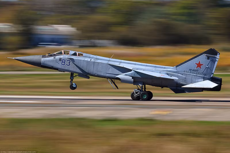 Máy bay chiến đấu nâng cấp Su-27SM, tiêm kích đánh chặn MiG-31 thuộc Phi đội Tiêm kích số 4 thuộc Trung đoàn Tiêm kích 22 bay huấn luyện tại căn cứ Không quân 6983 ở Tsentralnaya Uglovaya, Khabarovsk, Viễn Đông, Nga.