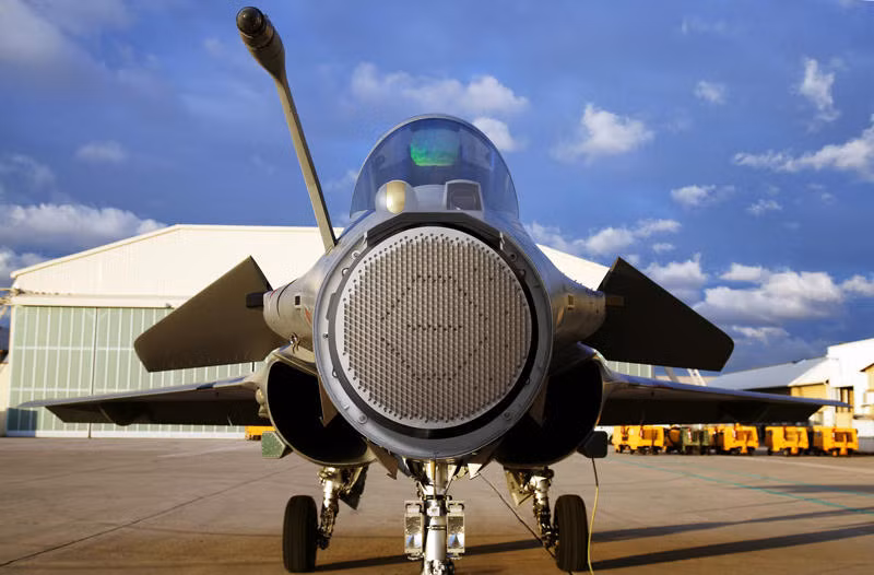 Máy bay chiến đấu Rafale C137 đầu tiên trang bị radar Thales RBE2 với anten mạng pha chủ động (AESA). Ngày 4/10, cơ quan mua sắm Quốc phòng Pháp (DGA) đã nhận được từ công ty Dassault chiếc máy bay chiến đấu Rafale C137 đầu tiên trang bị radar Thales RBE2 với anten mạng pha chủ động.