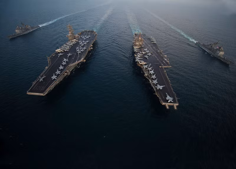 Tàu sân bay USS Enterprise (CVN 65), tàu sân bay USS Dwight D. Eisenhower (CVN 69), tuần đương hạm tên lửa USS Vicksburg (CG 69) và khu trục hạm USS Hue City (CG 66) thuộc hạm đội 5, hải quân Hoa Kỳ trong một cuộc tập trận.