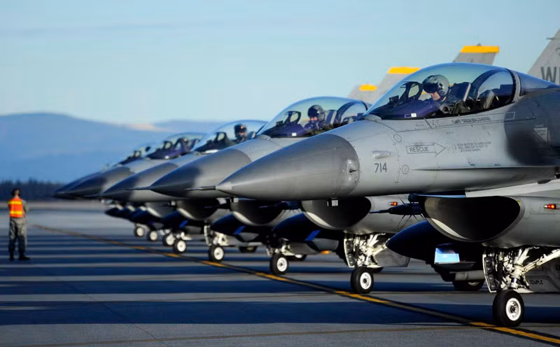 Alaska (3/10): Các tiêm kích F-16 đang chuẩn bị được chuyển đến phi đội máy bay chiến đấu 35, căn cứ không quân Kunsan, Hàn Quốc ngày 03/10 tại căn cứ Không quân Eielson, Alaska.
