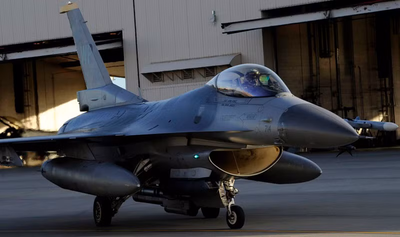 Alaska (3/10): Các tiêm kích F-16 đang chuẩn bị được chuyển đến phi đội máy bay chiến đấu 35, căn cứ không quân Kunsan, Hàn Quốc ngày 03/10 tại căn cứ Không quân Eielson, Alaska.