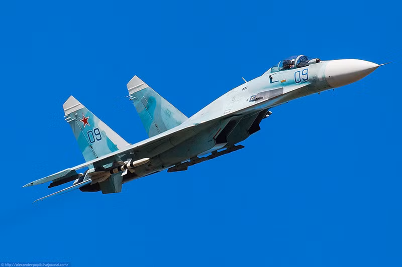 Máy bay chiến đấu nâng cấp Su-27SM, tiêm kích đánh chặn MiG-31 thuộc Phi đội Tiêm kích số 4 thuộc Trung đoàn Tiêm kích 22 bay huấn luyện tại căn cứ Không quân 6983 ở Tsentralnaya Uglovaya, Khabarovsk, Viễn Đông, Nga.