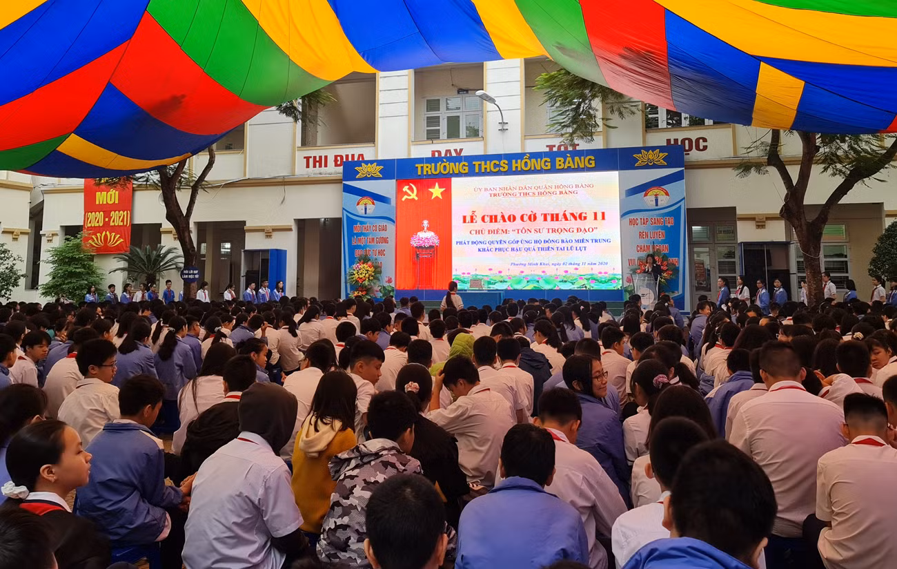 Toàn thể cán bộ, giáo viên, nhân viên và học sinh nhà trường tích cực hưởng ứng lời kêu gọi ủng hộ miền Trung ruột thịt (Ảnh: Lã Tiến)