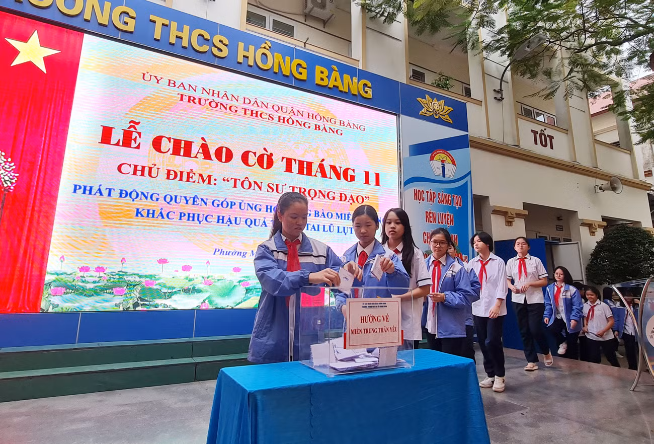 Các em học sinh Trường Trung học cơ sở Hồng Bàng cũng tích cực tham gia ủng hộ đồng bào miền Trung bị lũ lụt (Ảnh: Lã Tiến)