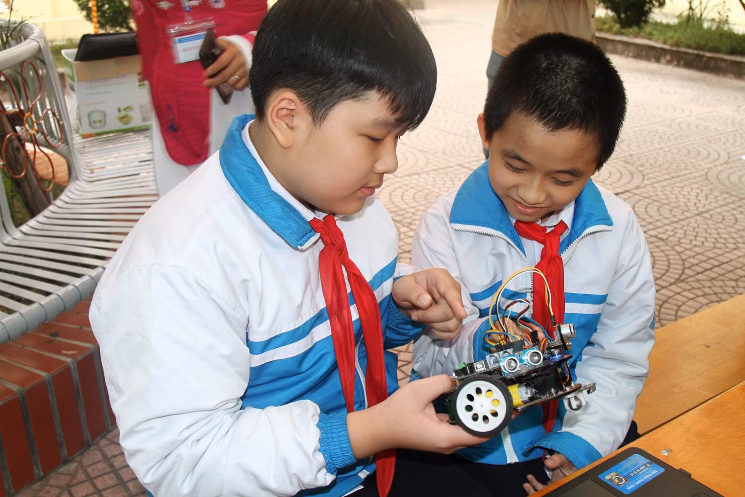 Đội Nam Hà 3 kiểm tra lại sản phẩm robot để tham gia cuộc thi (Ảnh: CTV) Đội Nam Hà 3 kiểm tra lại sản phẩm robot để tham gia cuộc thi (Ảnh: CTV)