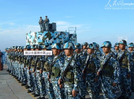 Lính Trung Quốc đồn trú bất hợp pháp trên công sự kiên cố ở đá Chữ Thập, Trường Sa. Lính Trung Quốc đồn trú bất hợp pháp trên công sự kiên cố ở đá Chữ Thập, Trường Sa.