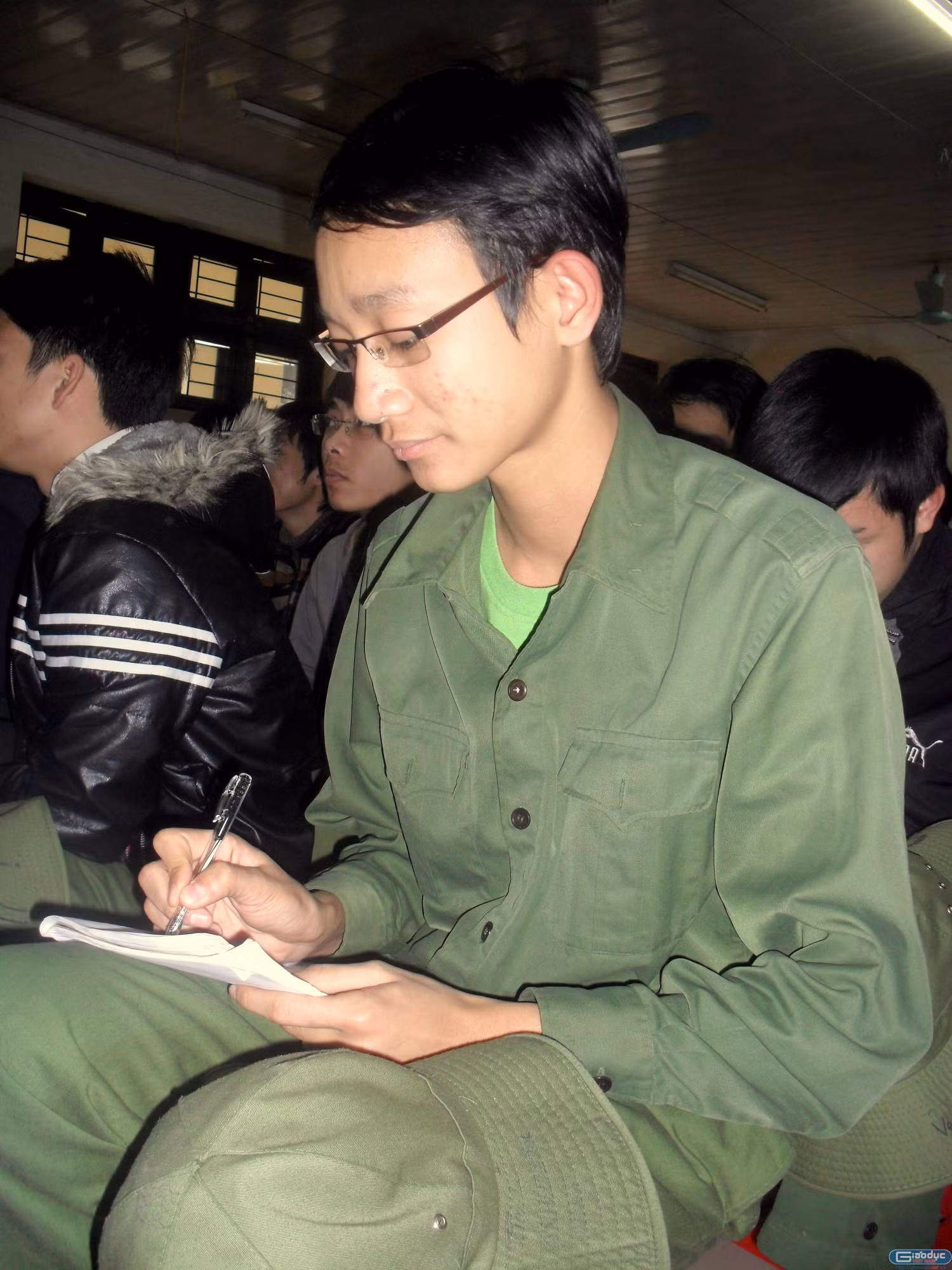 Nhìn chiếc mũ tai beo để ngay ngắn, nét điềm đạm của chiến sĩ này lại nhớ tới những người lính một thời từ biệt giảng đường đại học lên đường chiến đấu bảo vệ Tổ quốc.