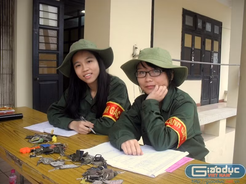 Trong khi các chiến sĩ say sưa với bài giảng trong lớp hoc thì ở ngoài hành lang, những người làm nhiệm vụ trực ban làm công việc giữ chìa khóa phòng, ghi chép những người ra ngoài để đảm bảo an ninh trật tự.