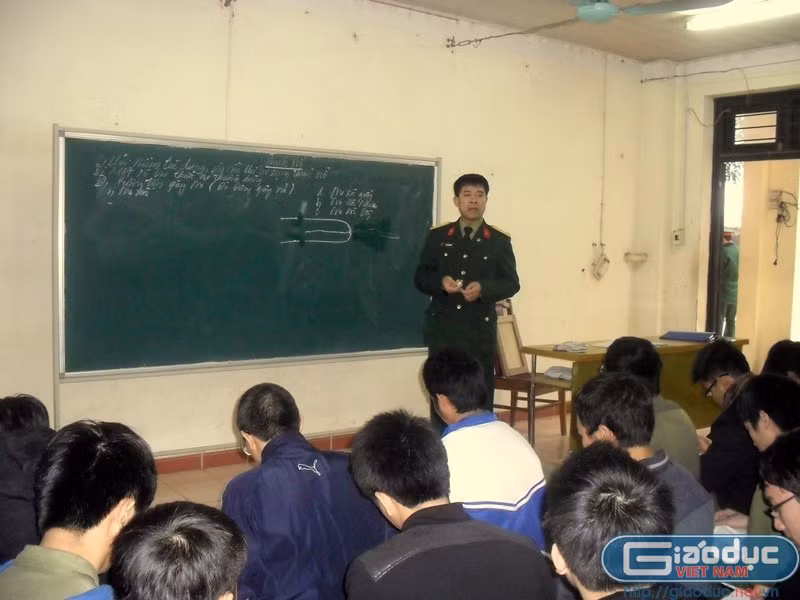 Trên giảng đường, những giờ học về thế trận quốc phòng, vũ trang nhân dân, đặc điểm, tính năng của các loại vũ khí trang bị cho các học viên những hiểu biết về quốc phòng.