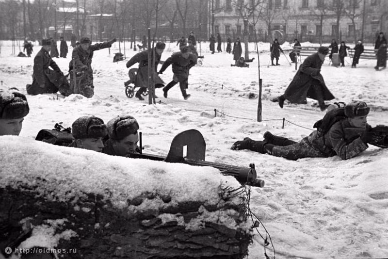 Moscow: Huấn luyện quân nhân tại Moscow năm 1941 Moscow: Huấn luyện quân nhân tại Moscow năm 1941