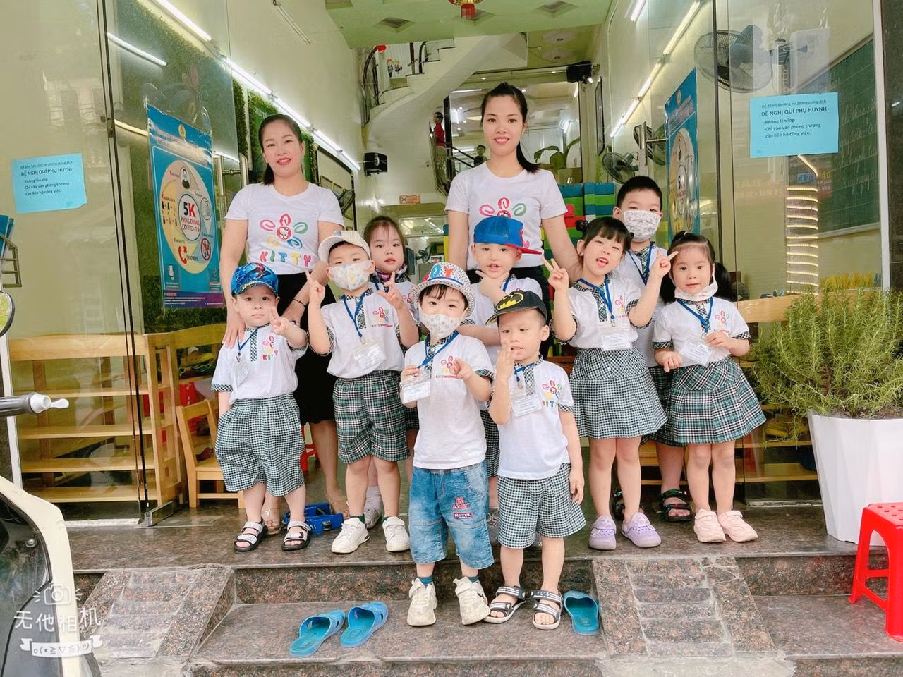 Cô giáo Nguyễn Thị Thuý Hà (bên trái) hi vọng sẽ nhận được sự quan tâm hơn nữa của Nhà nước (Ảnh: Phạm Linh)