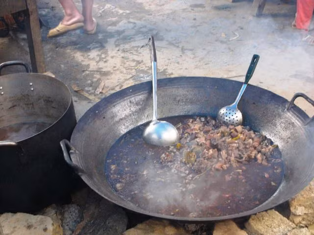 Mà đã uống rượu ngô thì phải nhắm với thắng cố