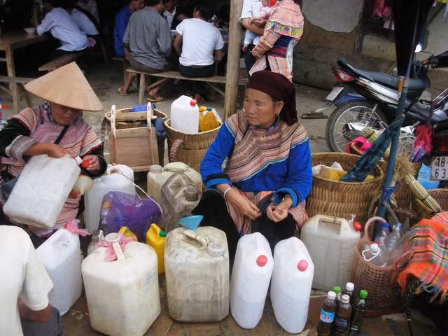 Chợ là nơi trao đổi mua bán những sản vật, đặc sản trong vùng của bà con các dân tộc, đặc biệt là có rượu ngô
