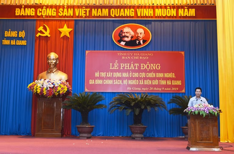 Đồng chí Đặng Quốc Khánh - Ủy viên dự khuyết Ban chấp hành Trung ương Đảng, Bí thư Tỉnh ủy Hà Giang phát biểu cảm ơn.