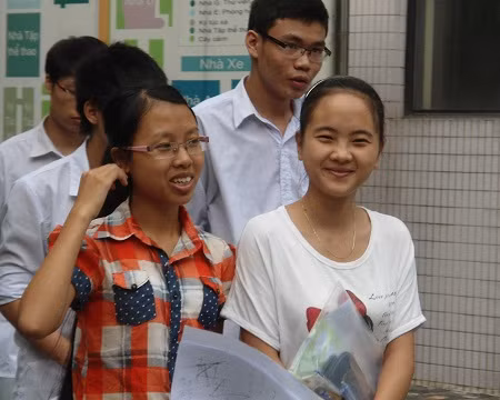 Thí sinh tươi cười khi kết thúc môn thi