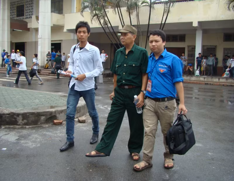 Ông Hòa chia sẻ: "Tôi bị thương tật trong chiến tranh biên giới nhưng nhà không còn ai cả thì đành phải đưa cháu đi thi. Chứ tôi đi lại vất vả, mệt lắm, được một lúc là phải dừng lại nghỉ". Xem đáp án môn Vật lí - Xem đáp án môn Toán - Xem đáp án môn Hóa - Xem đáp án môn Ngoại ngữ Khối A1 Ông Hòa chia sẻ: "Tôi bị thương tật trong chiến tranh biên giới nhưng nhà không còn ai cả thì đành phải đưa cháu đi thi. Chứ tôi đi lại vất vả, mệt lắm, được một lúc là phải dừng lại nghỉ". Xem đáp án môn Vật lí - Xem đáp án môn Toán - Xem đáp án môn Hóa - Xem đáp án môn Ngoại ngữ Khối A1