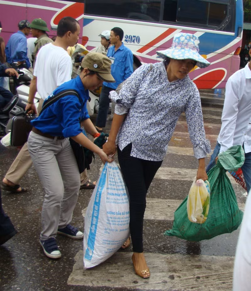 Nữ sinh cũng sẵn sàng khuân vác đồ cho sĩ tử. Xem đáp án môn Vật lí - Xem đáp án môn Toán - Xem đáp án môn Hóa - Xem đáp án môn Ngoại ngữ Khối A1 Nữ sinh cũng sẵn sàng khuân vác đồ cho sĩ tử. Xem đáp án môn Vật lí - Xem đáp án môn Toán - Xem đáp án môn Hóa - Xem đáp án môn Ngoại ngữ Khối A1