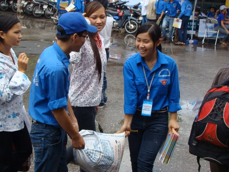 Có những lúc trời nắng to, có khi lại mưa lớn... nhưng các sinh viên tình nguyện luôn hết lòng với vai trò "tình nguyện". Xem đáp án môn Vật lí - Xem đáp án môn Toán - Xem đáp án môn Hóa - Xem đáp án môn Ngoại ngữ Khối A1 Có những lúc trời nắng to, có khi lại mưa lớn... nhưng các sinh viên tình nguyện luôn hết lòng với vai trò "tình nguyện". Xem đáp án môn Vật lí - Xem đáp án môn Toán - Xem đáp án môn Hóa - Xem đáp án môn Ngoại ngữ Khối A1