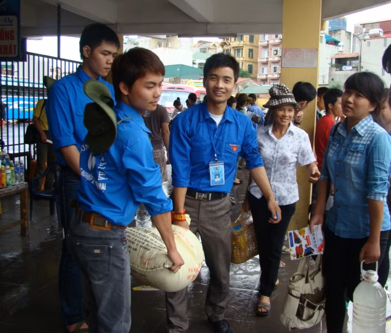Sinh viên tình nguyện khuân vác đồ giúp các sĩ tử đi thi, một hình ảnh quen thuộc tại bến xe Giáp Bát. Xem đáp án môn Vật lí - Xem đáp án môn Toán - Xem đáp án môn Hóa - Xem đáp án môn Ngoại ngữ Khối A1 Sinh viên tình nguyện khuân vác đồ giúp các sĩ tử đi thi, một hình ảnh quen thuộc tại bến xe Giáp Bát. Xem đáp án môn Vật lí - Xem đáp án môn Toán - Xem đáp án môn Hóa - Xem đáp án môn Ngoại ngữ Khối A1