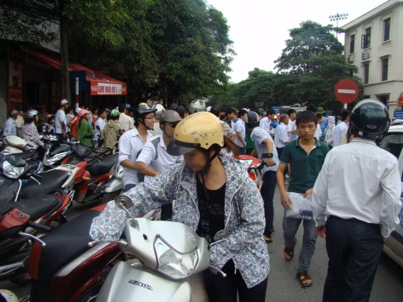 Đúng lúc hết giờ thi, Đường Lê Thanh Nghị gần như bị kẹt cứng. Xem đáp án ĐH Khối A, môn Vật lí - Xem đáp án ĐH Khối A, môn Toán - Xem đáp án DH Khối A, môn Hóa Đúng lúc hết giờ thi, Đường Lê Thanh Nghị gần như bị kẹt cứng. Xem đáp án ĐH Khối A, môn Vật lí - Xem đáp án ĐH Khối A, môn Toán - Xem đáp án DH Khối A, môn Hóa