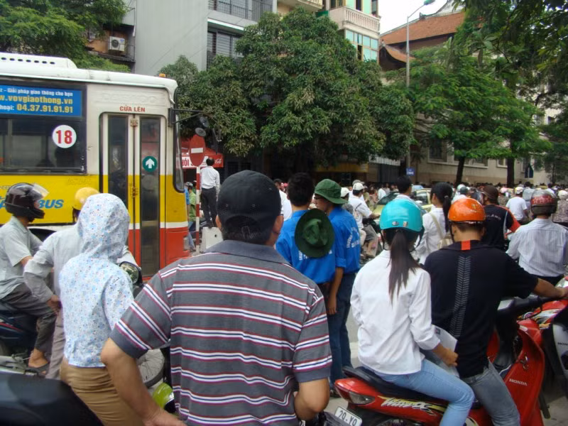 Mặc dù đã có rất đông lực lượng sinh viên tình nguyện và công an đứng dẹp đường nhưng tình trạng ùn ứ vẫn xảy ra tại cổng trường. Xem đáp án ĐH Khối A, môn Vật lí - Xem đáp án ĐH Khối A, môn Toán - Xem đáp án DH Khối A, môn Hóa Mặc dù đã có rất đông lực lượng sinh viên tình nguyện và công an đứng dẹp đường nhưng tình trạng ùn ứ vẫn xảy ra tại cổng trường. Xem đáp án ĐH Khối A, môn Vật lí - Xem đáp án ĐH Khối A, môn Toán - Xem đáp án DH Khối A, môn Hóa