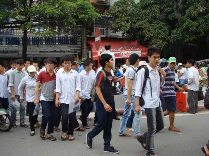 Lực lượng sinh viên tình nguyện buộc phải dàn hàng để chặn xe cho sĩ tử sang đường. Xem đáp án ĐH Khối A, môn Vật lí - Xem đáp án ĐH Khối A, môn Toán - Xem đáp án DH Khối A, môn Hóa Lực lượng sinh viên tình nguyện buộc phải dàn hàng để chặn xe cho sĩ tử sang đường. Xem đáp án ĐH Khối A, môn Vật lí - Xem đáp án ĐH Khối A, môn Toán - Xem đáp án DH Khối A, môn Hóa