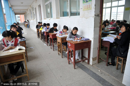 Bắt học sinh dốt ngồi ngoài hành lang trong giá rét