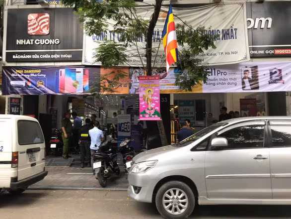 Cơ quan chức năng tiến hành khám xét cửa hàng Nhật Cường Mobile tại số 33 Lý Quốc Sư, Thành phố Hà Nội. Ảnh: Chí Tuệ/Tuổi trẻ. Cơ quan chức năng tiến hành khám xét cửa hàng Nhật Cường Mobile tại số 33 Lý Quốc Sư, Thành phố Hà Nội. Ảnh: Chí Tuệ/Tuổi trẻ.