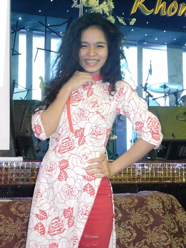 Hôm (7/8) trong buổi tiệc tri ân mọi người đã góp phần làm nên thành công liveshow Số phận, đồng thời ra mắt album Góc khuất của Mr Đàm, Đồng Lan đã có mặt để chúc mừng “chủ soái” của mình. Cô diện áo dài cách điệu hoa văn đỏ, quần bó, giày cao gót cùng tông màu… Hôm (7/8) trong buổi tiệc tri ân mọi người đã góp phần làm nên thành công liveshow Số phận, đồng thời ra mắt album Góc khuất của Mr Đàm, Đồng Lan đã có mặt để chúc mừng “chủ soái” của mình. Cô diện áo dài cách điệu hoa văn đỏ, quần bó, giày cao gót cùng tông màu…