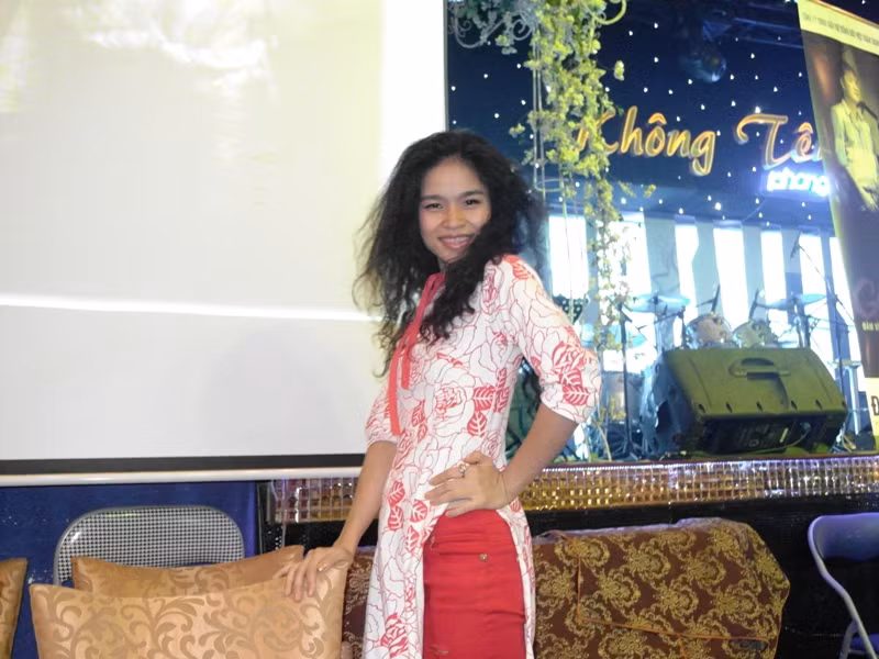Phong cách nhanh nhẹn, hoạt bát của Đồng Lan làm cho các phóng viên rất thích thú. Phong cách nhanh nhẹn, hoạt bát của Đồng Lan làm cho các phóng viên rất thích thú.