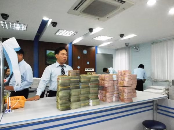 Chùm ảnh: Nhân viên Eximbank, ACB 