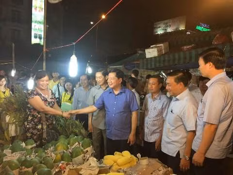 Bí thư Đinh La Thăng trực tiếp xuống thị sát, gặp gỡ các tiểu thương đang kinh doanh (ảnh: P.L)