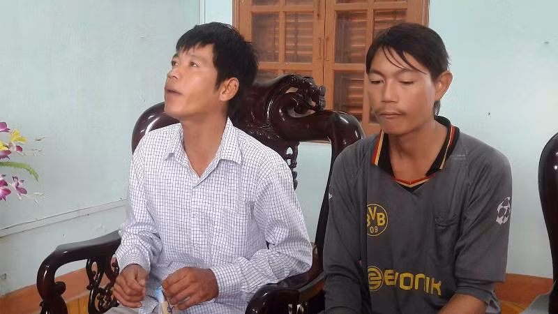 Anh Nguyễn Văn Huy Tâm (ngụ ấp Tân Thuận, xã Tân Lợi, huyện Tịnh Biên, An Giang, bên trái) kể lại hành trình bị bắt đi lao động trên biển. Ảnh: TT
