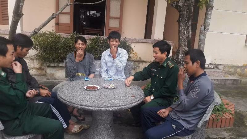 Lực lượng biên phòng động viên, giúp đỡ những nạn nhân trong vụ mua bán người. Ảnh: TT