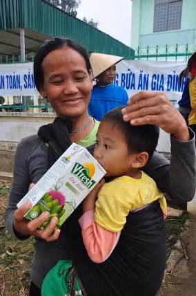 Niềm vui nhận quà từ Vinamilk của người dân Quảng Ngãi